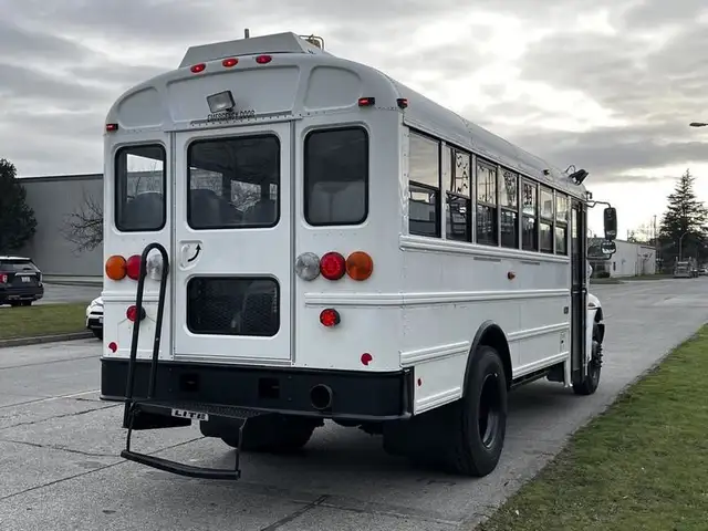 2013 international 4200 21 Passenger Bus Diesel Hydraulic Brakes in Heavy Trucks in Richmond - Image 10