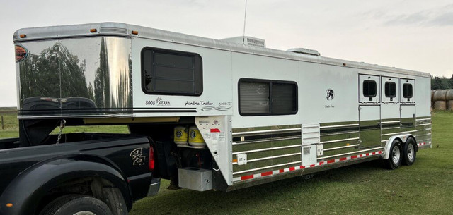 2005 SUNDOWNER 3 HORSE LIVING QUARTERS MIDTACK ALUMINUM TRAILER  in Cargo & Utility Trailers in Calgary