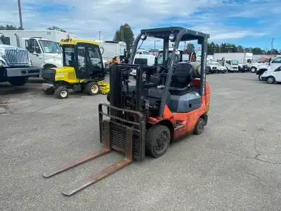 2010 Toyota 7FGGU25 Forklift, automatic, orange exterior, 2 stage fork lift with side shifter, black...