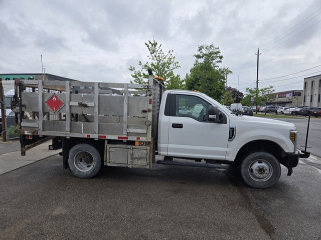 2019 Ford F-350 4x4 - 6.2L V8 Gas - Flatbed - Alum Frame + Lift in Cars & Trucks in City of Toronto - Image 4