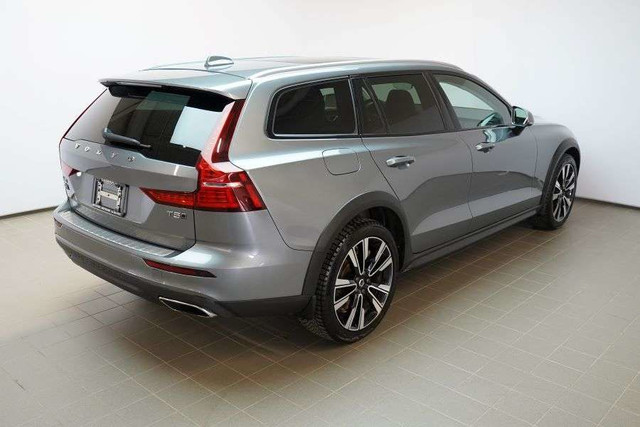 2021 Volvo V60 Cross Country in Cars & Trucks in City of Montréal - Image 2