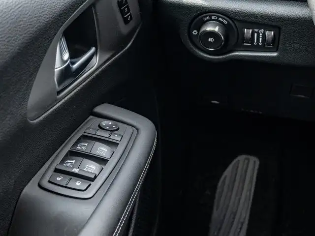 2025 Chrysler Pacifica Select in Cars & Trucks in Barrie - Image 19