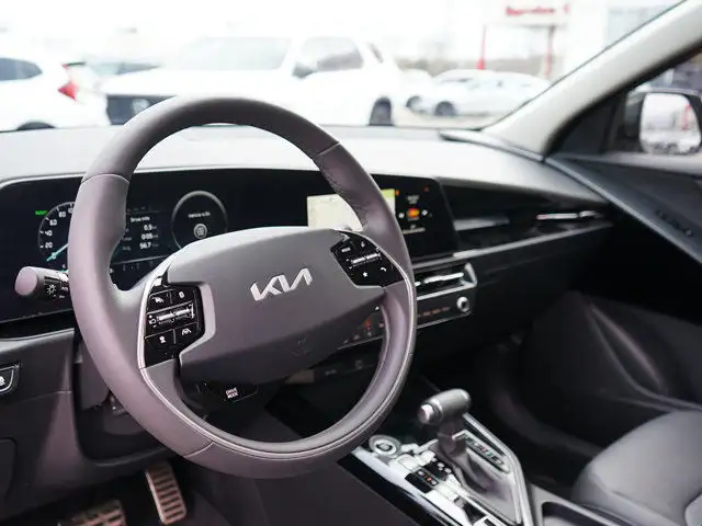 2025 Kia Niro SX | Sunroof | Leather dans Autos et camions dans Hamilton - Image 5