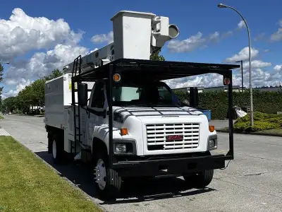 2006 GMC C7C00 Top-kick Tree Chipper 55 foot bucket dump truck, 8.1L, 8 cylinder, 2 door, manual, 4x...