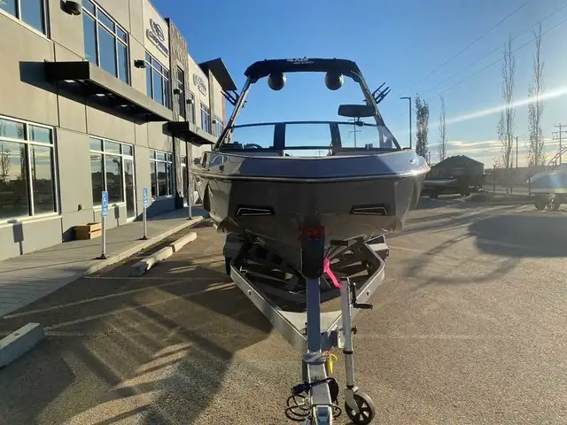 2024 Axis T235 in Powerboats & Motorboats in Saskatoon - Image 4