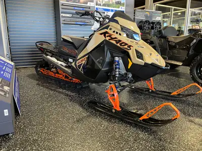 Motoneige Polaris 650 RMK KHAOS SLASH 146 Couleur : Noir brillant / Tan militaire / Orange Burst Dém...