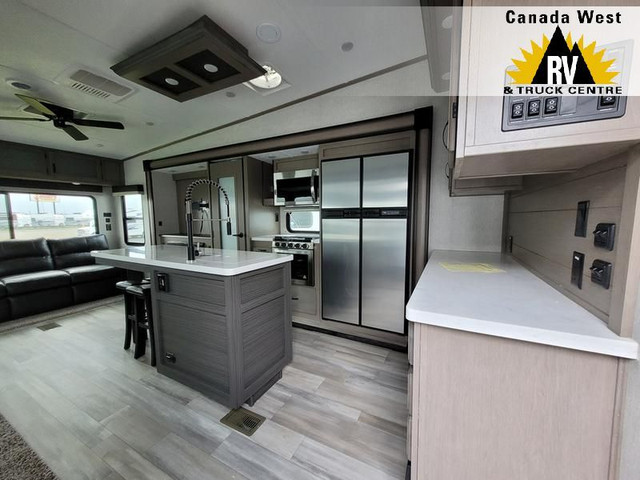 2023 Coachmen Chaparral 336TSIK in Travel Trailers & Campers in Saskatoon - Image 4