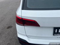 Former Daily Rental: Window Grid And Roof Mount Diversity Antenna, Wheels: 17 Silver Alloy, Variable... (image 7)