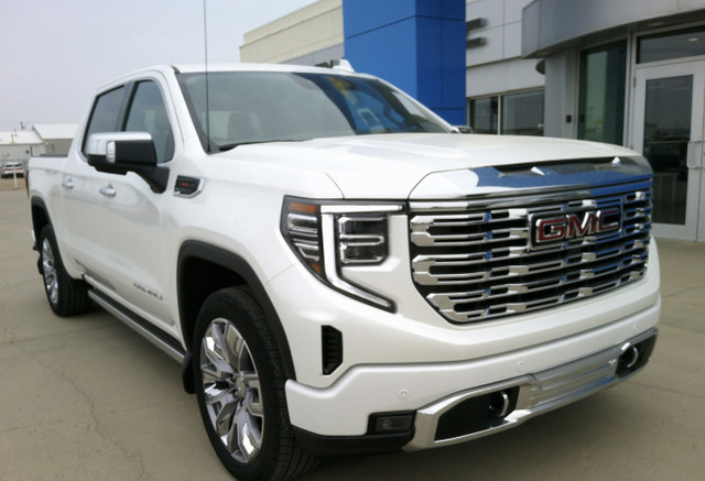 2024 GMC Sierra 1500 Denali 4WD/ ACCIDENT-FREE/ LOW KMS/ SUNROOF in Cars & Trucks in Regina - Image 3