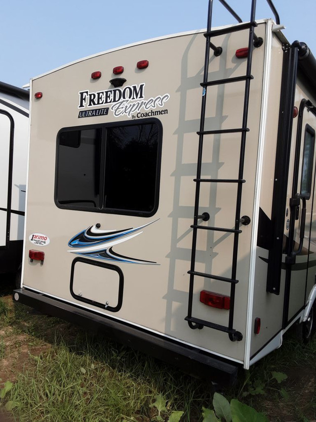 2019 FOREST RIVER Coachmen Freedom Express 204RD in Travel Trailers & Campers in London - Image 2