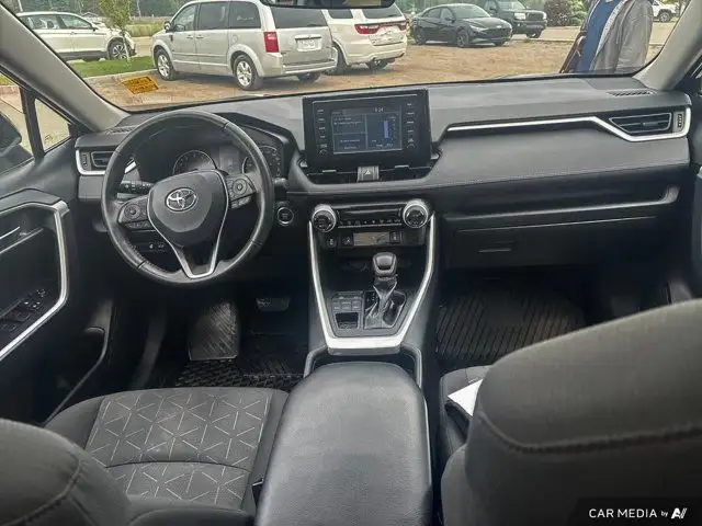2020 Toyota RAV4 XLE | AWD | Sunroof | Heated Seats | Back Up in Cars & Trucks in Saskatoon - Image 26