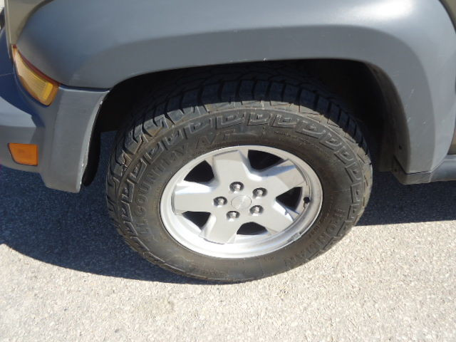 2005 Jeep Liberty Sport in Cars & Trucks in Winnipeg - Image 4