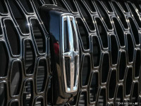 Sunroof! Featuring attractive exterior styling, this Lincoln Corsair promises a smooth ride, with a... (image 9)