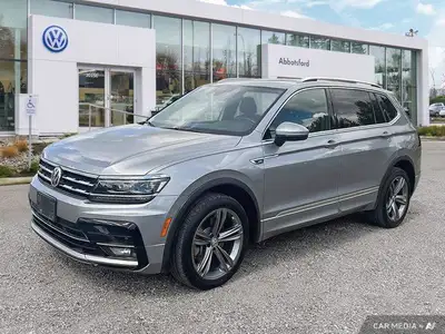This Volkswagen Tiguan boasts a Intercooled Turbo Regular Unleaded I-4 2.0 L/121 engine powering thi...