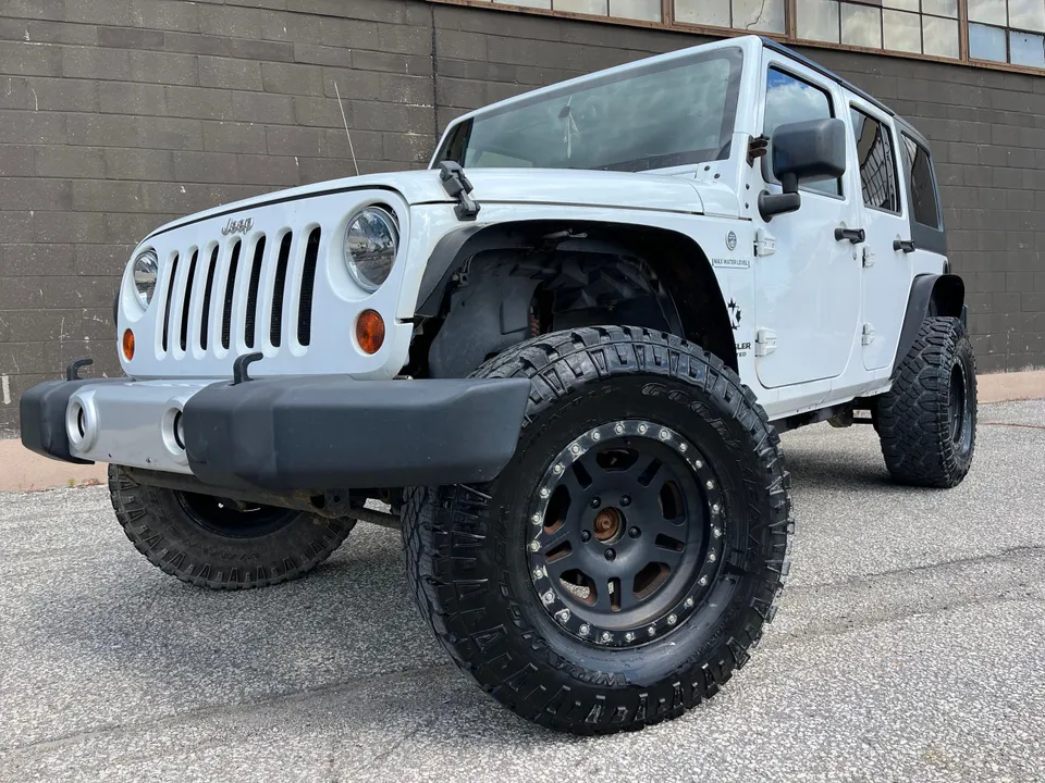 2013 Jeep Wrangler Unlimited SAHARA - FULLY LOADED - LIFTED