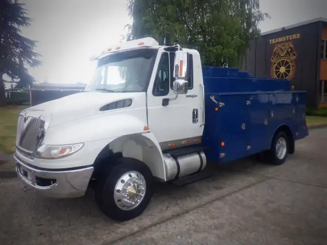 2012 international DuraStar 4300 Welding Service Truck with Air  in Heavy Trucks in Richmond - Image 5