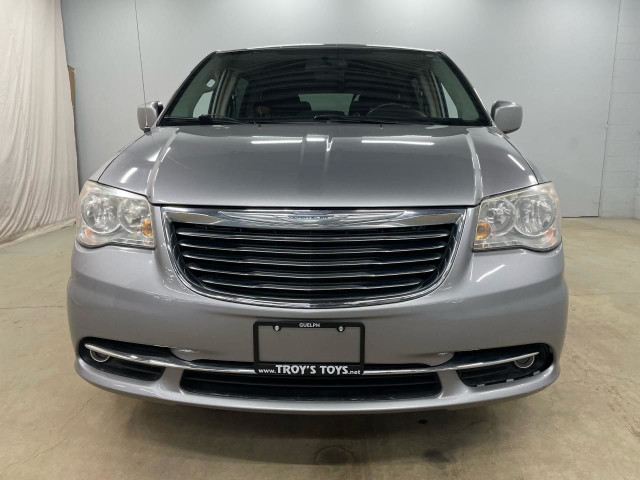  2014 Chrysler Town & Country TOURING in Cars & Trucks in Guelph - Image 2