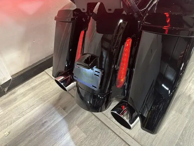 2017 HARLEY DAVIDSON ÉLECTRA GLIDE ULTRA LIMITED in Street, Cruisers & Choppers in London - Image 16