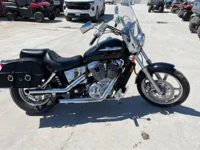 NICE LOCAL TRADE, NEEDS NOTHING TO HIT THE HIGHWAY! COMES WITH PASSG BACKREST, AND STOCK EXHAUST, AN...