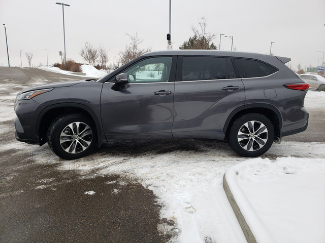 2022 Toyota Highlander XLE XLE 8 Passenger in Cars & Trucks in Edmonton - Image 2