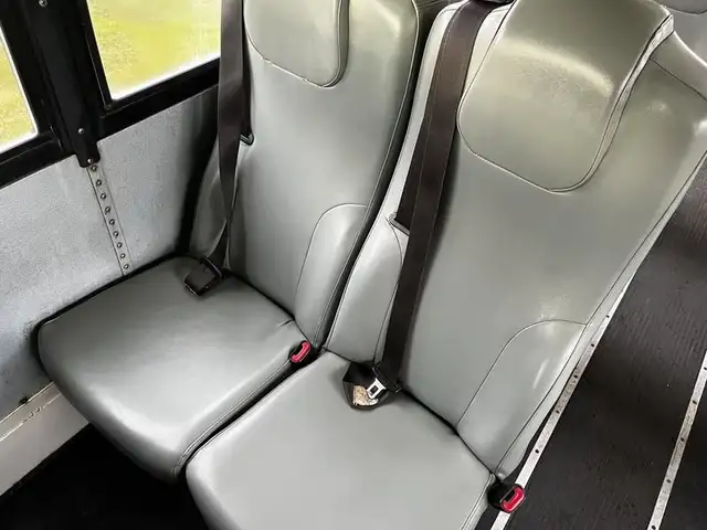 2013 international 4200 21 Passenger Bus Diesel Hydraulic Brakes in Heavy Trucks in Richmond - Image 21