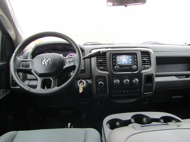 2019 Ram 1500 Classic ST 4x4 CREW CAB 5'7 BOX 5.7L HEMI B.CAM/LO in Cars & Trucks in Calgary - Image 2