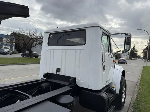 2000 international 4900 25 Foot Roll-Off Flat Deck Tow Truck Man in Heavy Trucks in Richmond - Image 17
