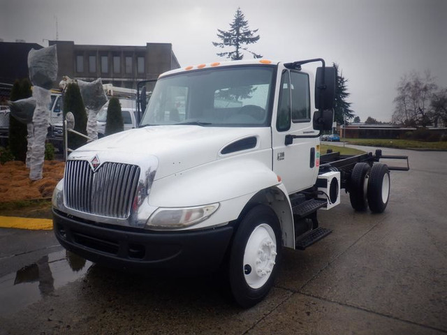 2006 International 4300 Cab and Chassis Air Brakes Dually Diesel in Cars & Trucks in Richmond - Image 2