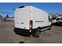 SEULEMENT 19.000 KM CERTIFIÉ / CAMION COMME UN NEUF / 2024 FORD TRANSIT T-250 CARGO 148 MEDIUM ROOF... (image 6)