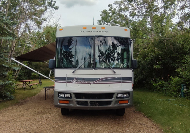 1999 Ford Super Duty F-550 Motorhome Winibago Adventure Stripped in Cars & Trucks in Calgary - Image 2