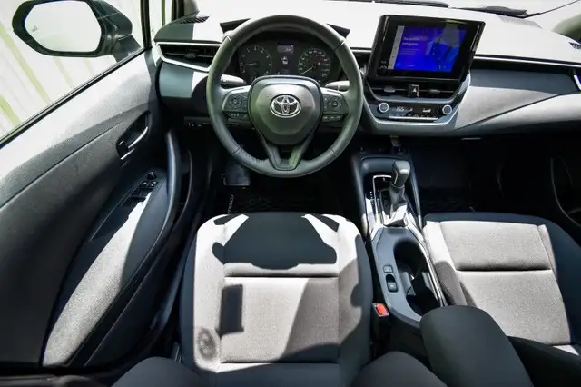 2024 Toyota Corolla LE - Heated Seats - Apple CarPlay dans Autos et camions dans Ottawa - Image 11