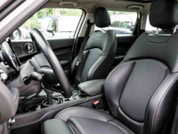 Comfort Package, Signature Line, Black Roof & Mirror Caps, Roof Rails. Finished in Pepper White with... (image 7)