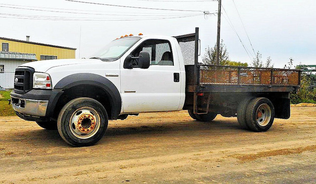 2006 Ford F450 Super Duty Single Axle Deck Truck in Cars & Trucks in St. Albert - Image 2