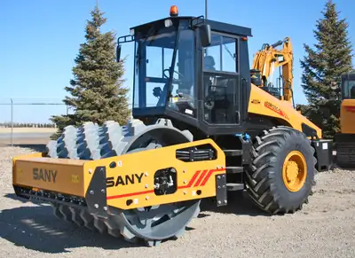The SANY SSR120-C is a compaction roller designed to have a minimal learning curve and long componen...