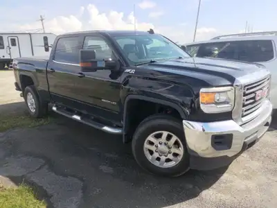 2015 GMC SIERRA 2500 SLE Z71 CREW 6.6L V8 4x4 DIESEL Livraison partout au Québec possible ** Tous le...