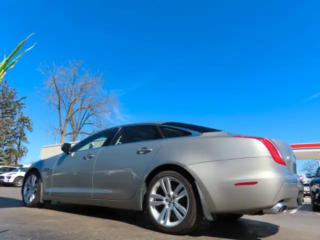 2011 Jaguar XJ XJL - LONG WHEEL BASE - LOW LOW KM - 56,000KMS !! dans Autos et camions dans Région d’Oakville/Halton - Image 10