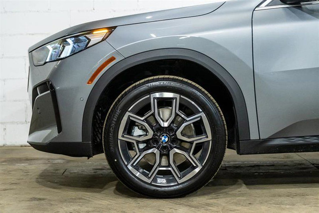 2025 BMW X2 xDrive28i | Sièges En Veganza Perforé, Rouge in Cars & Trucks in City of Montréal - Image 3