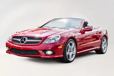 La Mercedes-Benz SL550 à vendre est une Mercedes-Benz SL550 magnifiquement entretenue dans une coule...