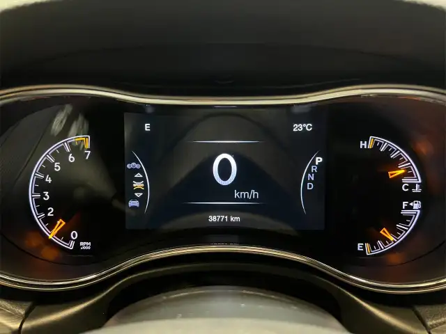 2021 Jeep Grand Cherokee dans Autos et camions dans Ottawa - Image 24