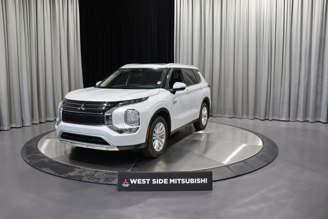 2025 Mitsubishi Outlander PHEV LE in Cars & Trucks in Edmonton - Image 3