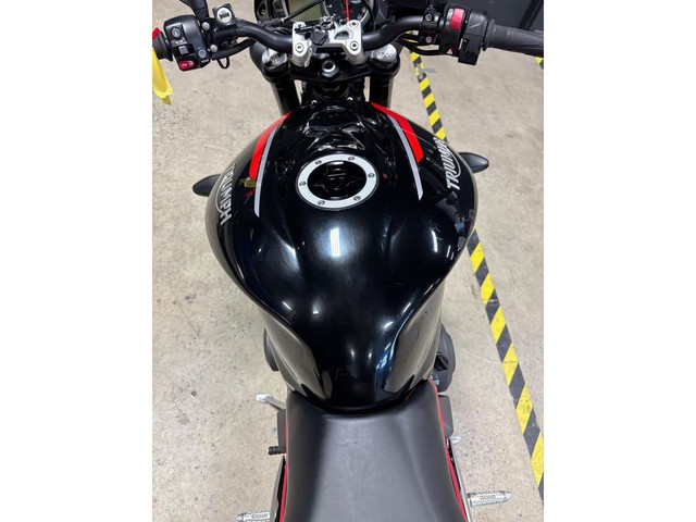 2020 Triumph street triple in Street, Cruisers & Choppers in Québec City - Image 4