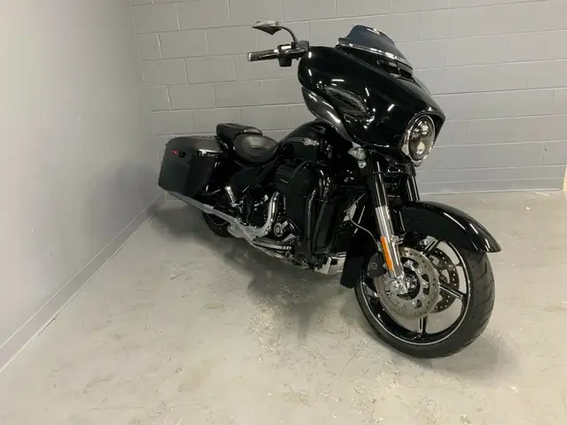 2016 Harley-Davidson CVO Street Glide in Street, Cruisers & Choppers in Oshawa / Durham Region - Image 6