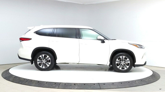 2021 Toyota Highlander in Cars & Trucks in Lethbridge - Image 2