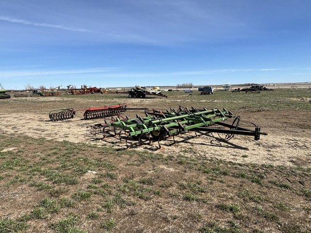 John Deere 24 Ft Field Cultivator 1010 in Farming Equipment in Calgary - Image 2