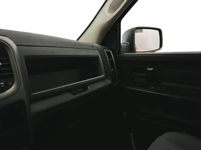 2019 Ram 1500 Classic Quad Cab 4x4 v6 3,6L Boite fermee Camera 6 in Cars & Trucks in Laval / North Shore - Image 28