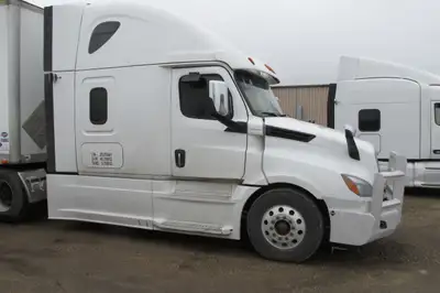 2018 Freightliner Cascadia DD 15 505 hp auto transmission 4 way lockers double bunk, moose bumpers,...