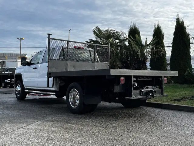2017 GMC Sierra 3500HD Crew Cab 4x4 9 Foot Flatdeck dans Camions lourds dans Delta/Surrey/Langley - Image 8