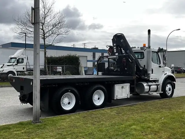 2006 freightliner M2 112 15 foot Flat Deck With Hiab Crane Diese in Heavy Trucks in Richmond - Image 10