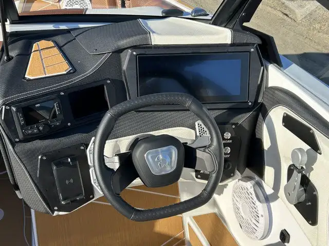 2025 Centurion FE23 in Powerboats & Motorboats in Kelowna - Image 8