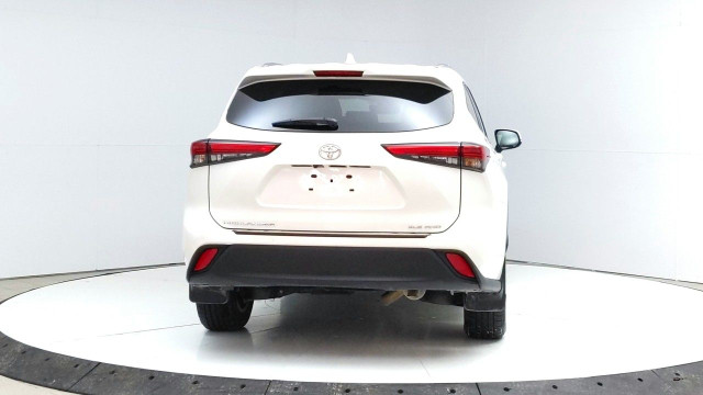 2021 Toyota Highlander in Cars & Trucks in Lethbridge - Image 4